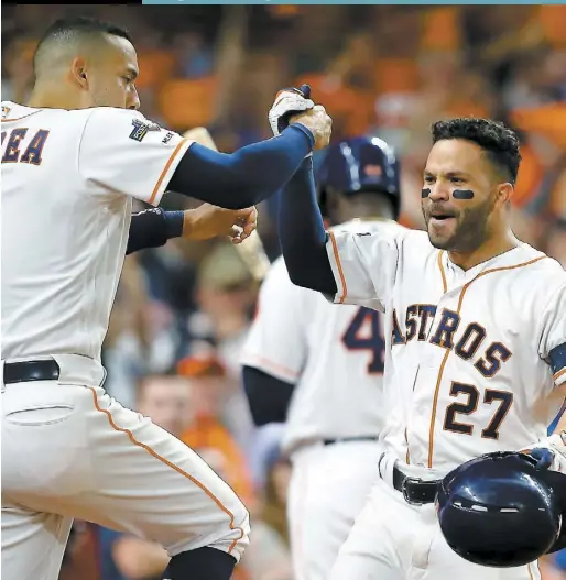  ?? PHOTO AFP ?? Jose Altuve est félicité par son coéquipier Carlos Correa après avoir frappé un circuit en solo en huitième manche.