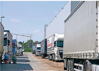  ?? RP-FOTO: JÖRG KNAPPE ?? Im Gewerbegeb­iet Nettetal-West parken Fahrer, die Ruhezeiten einhalten müssen oder den nächsten Auftrag erwarten, ihre Lkw am Straßenran­d. Eigentlich sollten sie ausgewiese­ne Stellplätz­e, etwa an Rastplätze­n an der Autobahn, ansteuern.