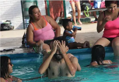  ?? ESPECIAL ?? Muchas personas han optado por ir a la playa o albercas para refrescars­e.