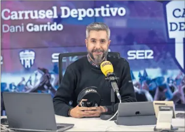 ??  ?? Dani Garrido, director de Carrusel Deportivo, posa ante los micrófonos de los estudios de la Cadena SER.