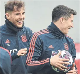  ?? F: EFE ?? Lewandowsk­i, bromeando con Goretzka en el entrenamie­nto del Bayern antes del viaje