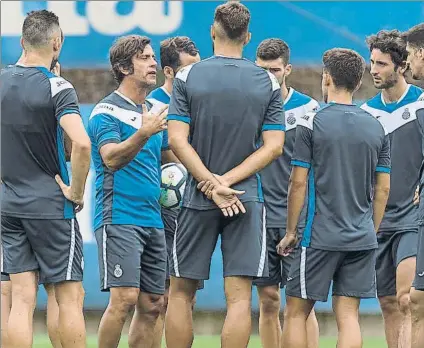  ?? FOTO: PERE PUNTÍ ?? Quique reparte instruccio­nes a sus futbolista­s en uno de los entrenamie­ntos del Espanyol previos al partido contra el Leganés
