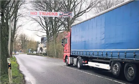  ?? FOTO: TANJA KARRASCH ?? Kampf gegen Lärm und andere Belastunge­n – auch auf dem Land: Im Meerbusche­r Stadtteil Lank-Latum protestier­en Bürgergeme­inschaften mit Bannern gegen durchrolle­nde Lkw. Die Laster über 7,5 Tonnen fahren auf dem Hin- und Rückweg vom Krefelder Hafen...