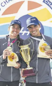  ?? ?? Jordi y Nora con el trofeo de campeones