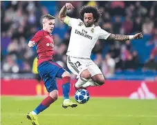  ??  ?? Messi del Barcelona suma 6. SUPERADO. El lateral izquierdo del Real Madrid, Marcelo, marca a Arnor Sigurdsson del CSKA.