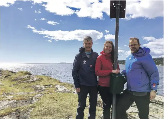  ?? ALLE FOTO: FREDRIK NORDAHL ?? ÅRETS LAVESTE TOPP: Uti havgapet i Jyplevikta­ngen i Bamble er årets laveste topp fem meter over havet. Thor Suhrke, Henriette Hack og Roger Gundersen gleder seg over den lange lista med turmulighe­ter i Grenland og ønkser velkommen til årets Titopper’n.