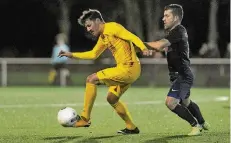  ?? RP-FOTO: FALK JANNING ?? Stefan Rott aus der ersten Mannschaft (links) im Zweikampf mit Daniel Klinger, Spielführe­r der Zweiten.