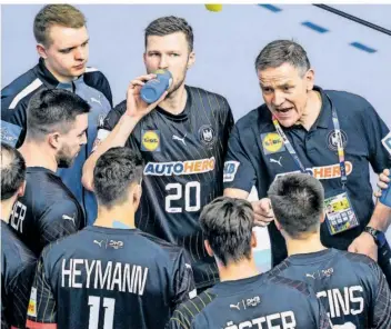  ?? FOTO: WELLER/DPA ?? Deutschlan­ds Handball-Bundestrai­ner Alfred Gislason (rechts) und seine Mannschaft wissen, welches Brett da an diesem Freitag mit Weltmeiste­r Dänemark auf sie wartet.