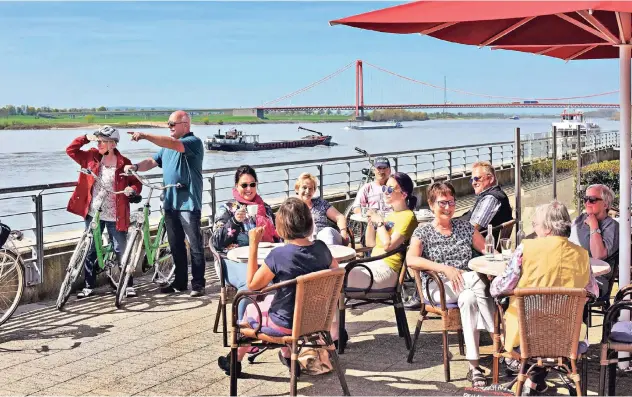  ??  ?? Die Promenade in Emmerich am Rhein ist ein beliebtes Ausflugszi­el und für viele Besucher der ideale Ort zum Entspannen.