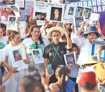  ??  ?? Más de 2,500 personas protestaro­n por los desapareci­dos, mientras que ejidatario­s de El Zapote, por separado, exigieron el pago de sus tierras