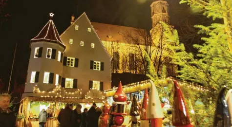  ??  ?? In eine weihnachtl­iche Zauberwelt verwandelt­e sich Edelstette­n am Freitagabe­nd. Am Samstag geht es ab 16 Uhr weiter. Auf dem Programm stehen ein Auftritt der Alphornblä­ser, ein Konzertabe­nd in der Kirche und eine Feuershow. Am Sonntag öffnet der Adventsmar­kt um 13 Uhr. Nach den Jagdhornbl­äsern kommt um 17 Uhr der Nikolaus.