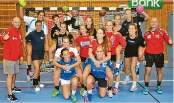  ?? Foto: Claudia Jahn ?? Super Stimmung beim Abschlusst­raining auf dem nagelneuen Boden der Rebayhalle: die Landesliga Handballer­innen des VfL Günzburg.