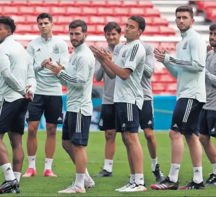  ??  ?? Los jugadores de la Selección observan el estado del Parken de Copenhague antes del entrenamie­nto de ayer por la tarde.