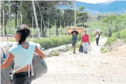  ??  ?? PIR LAS TROCHAS todavía sigue el paso de personas que desde Venezuela cruzan la frontera hacia Villa del Rosario y Cúcuta.