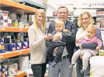  ?? NGZ-FOTO: ANJA TINTER ?? Sabine Nink (l.) und ihre Schwester Stefanie Tolksdorf (mit Tochter Anna) haben den Betrieb von ihrem Vater Thomas Nink (mit Sabines Kind Leo) übernommen. Die Suche nach Auszubilde­nden ist jedoch nicht einfach.