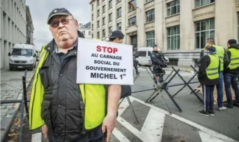  ?? © Dieter Telemans ?? Stop het sociale bloedbad van de regeringMi­chel, luidde een slogan van de gele hesjes.