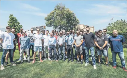  ?? FOTO: FC BARCELONA ?? Comida de hermandad con el presidente en La Masia La plantilla de primer equipo del Barça compartió ayer una comida en La Masia con presencia de Josep Maria Bartomeu, que deseó suerte y ánimo al equipo con vistas al inicio del playoff de Liga.