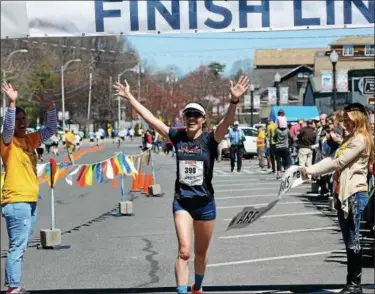  ?? TANIA BARRICKLO - DAILY FREEMAN ?? Laurel Wassner of Manhattan, winner of Kingston Classic 10K for female.