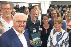  ?? FOTO: INITIATIVE GRÜNDERZEI­TVIERTEL ?? Empfang bei Bundespräs­ident Steinmeier in Berlin: Ein Schnappsch­uss hält den besonderen Moment im Schloss Bellevue fest.