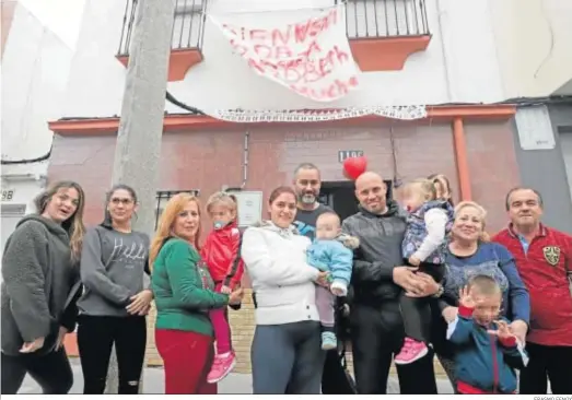  ?? ERASMO FENOY ?? Juan Antonio Prieto y Estefanía Seiller posan ayer con el bebé y familiares y amigos.