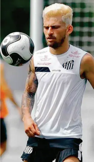  ?? Ricardo Saibun - 24.fev.16/SantosFC ?? Depois de perder o duelo contra o Água Santa, no sábado, por estar suspenso, o meio-campista Lucas Lima está de volta para arrumar o ataque do alvinegro