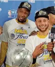  ?? FOTO: GAY/DPA ?? Kevin Durant (links) und Stephen Curry sind die Superstars der Golden State Warriors.