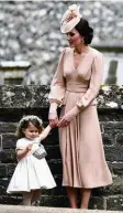  ??  ?? Pippas Schwester Kate, Herzogin von Cambridge, mit ihrer Tochter, Prinzessin Charlotte.