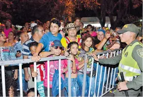  ?? JHON ROBLEDO ?? Un auxiliar de Policía vigila que las personas no sobrepasen las vallas.