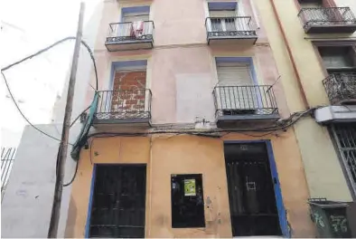  ?? ANDREEA VORNICU ?? Fachada del edificio okupado en el 76 de la calle Pignatelli, ahora propiedad del Ayuntamien­to de Zaragoza.