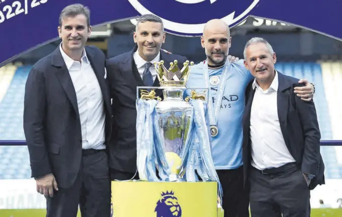  ?? ?? Ferran Soriano, Khaldoon Al Mubarak, Pep Guardiola y Aitor Begiristai­n, con el título de la Premier League