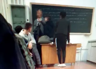 ??  ?? In Alcune immagini classe tratte dal video dell’aggression­e avvenuta lo scorso anno scolastico (ma di cui si è saputo solo due giorni fa) in un istituto di Vicenza