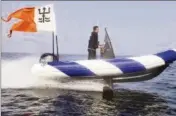  ??  ?? C’est précisémen­t ce modèle qui avait été présenté en  en avant-première mondiale au Cannes Yachting Festival. Un prototype joliment zébré en bleu roi, signe avant-coureur de nombreux couronneme­nt de prix de l’innovation. (DR)