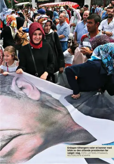  ?? FOTO: LEFTERIS PITARAKIS, REUTERS/NTB SCANPIX ?? Erdogan-tilhengere vaier et banner med bilde av den sittende presidente­n før valget i dag.