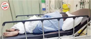  ??  ?? مصاب منوم في المستشفى بعد تعرضه لالختناق. (تصوير: عوض المالكي)