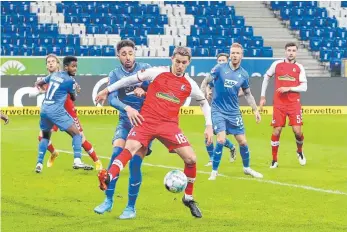  ?? FOTO: THOMAS VOELKER/IMAGO IMAGES ?? Der SC Freiburg und seine Mannen um Nils Petersen (vorn) schwimmen auf der Erfolgswel­le.