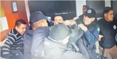  ??  ?? El edil de Cuauhtémoc, Carlos Tena, acusó que los agentes estatales llegaron con violencia y golpearon a los municipale­s, lo que calificó de persecució­n política.