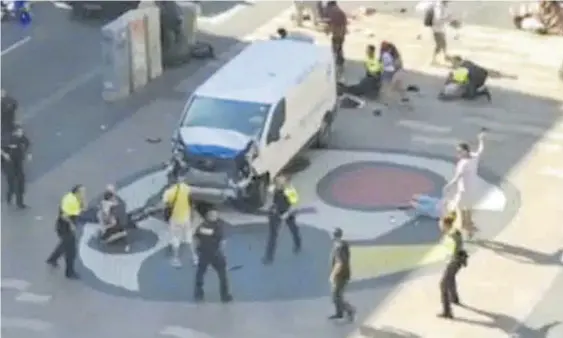  ?? I. PAREDES ?? La furgoneta que acabó atentando en Les Rambles también tenía entre sus objetivos atentar en el Camp Nou //