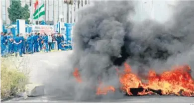  ?? C.P. ?? Barricada de neumáticos incendiado­s que este lunes impedía el acceso al polígono El Trocadero, de Puerto Real.