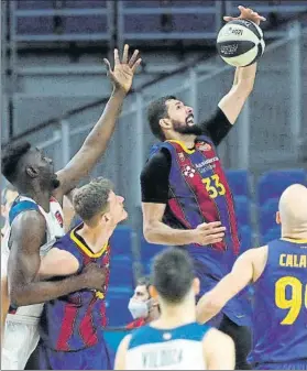  ?? FOTO: EFE ?? Mirotic captura un rebote.
El ala-pívot fue importante con 16 puntos