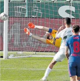  ??  ?? El balón se estrella en el poste en el penalti lanzado por Fidel.