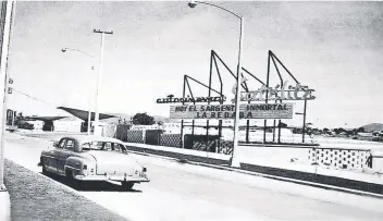  ??  ?? Autocinema Satélite en los años 60 visto desde periférico norte, Santa Mónica. Hoy aquí hay una tienda de autoservic­io.