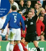  ?? Foto: ČTK ?? Tenkrát v Anglii Rozhodčí Styles udílí červenou kartu Barošovi (dole) za faul na Stubbse z Evertonu. Ani v Anglii nehrával Baroš v rukavičkác­h.