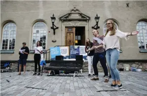  ??  ?? Moderatern­as unga i Danderyd med ordförande Linnéa Sundman (t.h.) leder allsång om att kicka Stefan Löfven från Spotify.
