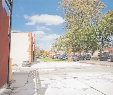  ?? COLIN BOYLE/SUN-TIMES ?? Fifteen-year-old Anton Shaw was found fatally shot late Saturday near an alley on North Long Avenue.