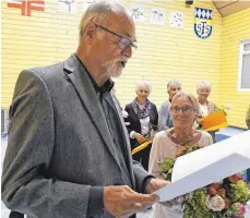  ?? FOTO: BERND BAUR ?? Reinhold Eichhorn, Ehrenpräsi­dent des Ulmer Turngaus, ehrte Marga Rehmann bei dem Festakt mit der goldenen Ehrennadel des STB für ihr besonderes Engagement.