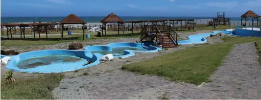  ?? Pictures: MICHAEL PINYANA ?? DRIED UP : Water World beach pools have been empty since workers went on strike.