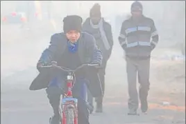  ?? YOGENDRA KUMAR/HT ?? ■ Cold weather conditions prevailed in most places in Punjab and Haryana on Thursday, with minimum temperatur­es hovering below normal limits.