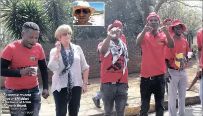  ?? PICTURE: DIMPHO MAJA/ AFRICAN NEWS AGENCY (ANA) ?? An Edenvale resident joined an EFF picket at the home of Adam Catzavelos (inset).