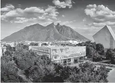  ??  ?? Estudio. El Tec de Monterrey subió dos lugares para colocarse como la mejor universida­d del País.