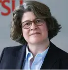  ??  ?? Vera Schneevoig­t, Chefin der Augsburger PC-Produktion von Fujitsu, bedankt sich bei den Mitarbeite­rn für ihren großen Einsatz.